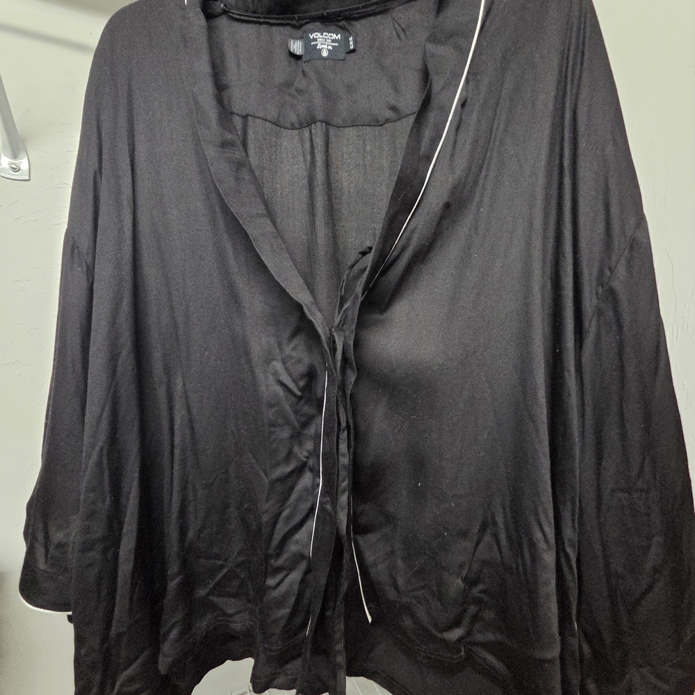 Volcom Kimono Top With White Trim And Front Tie